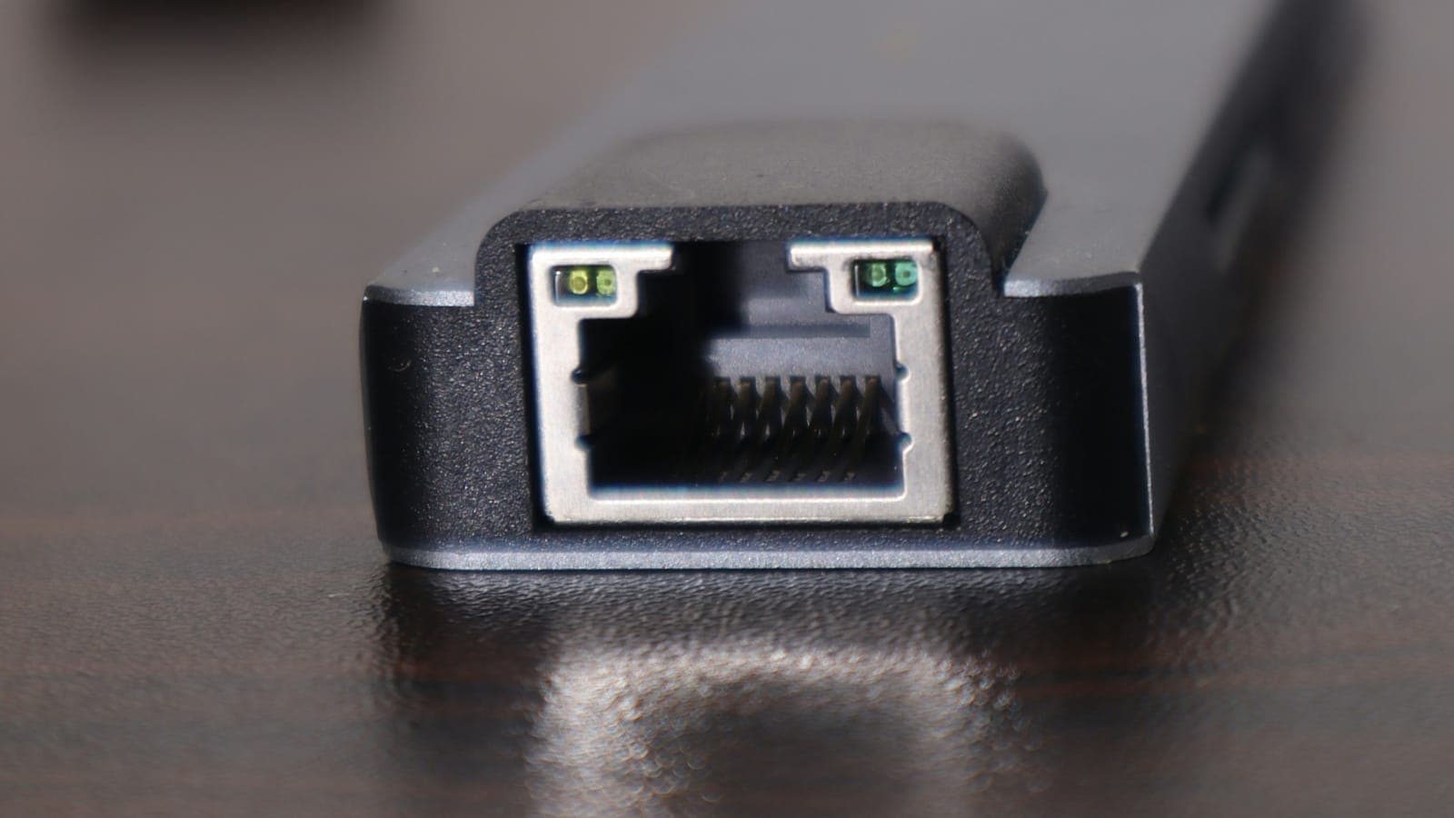 Primer plano de un puerto de red Ethernet en un adaptador sobre una mesa