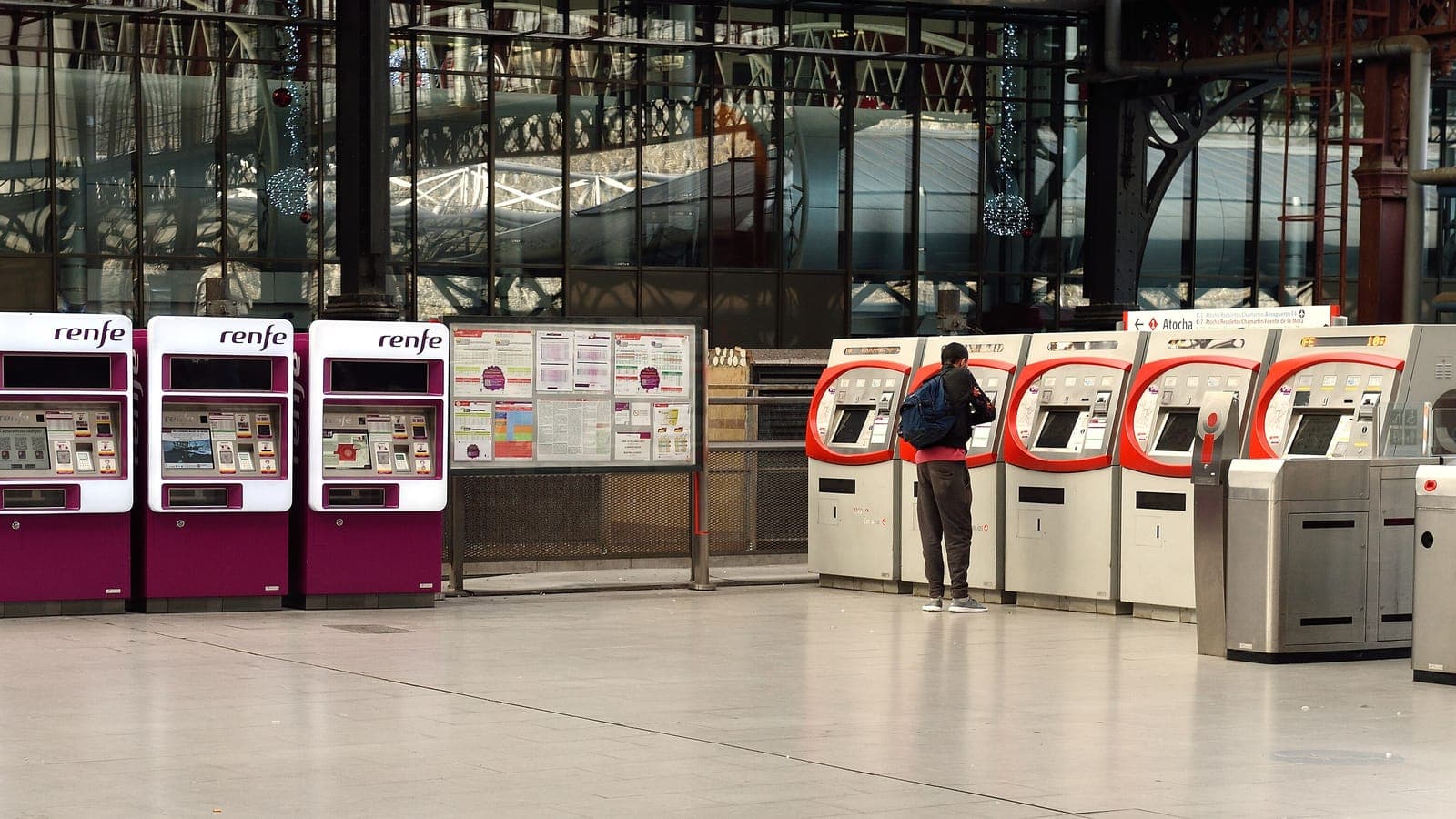 Màquines de venda de bitllets de Renfe al vestíbul de l'estació de Príncipe Pío, a Madrid