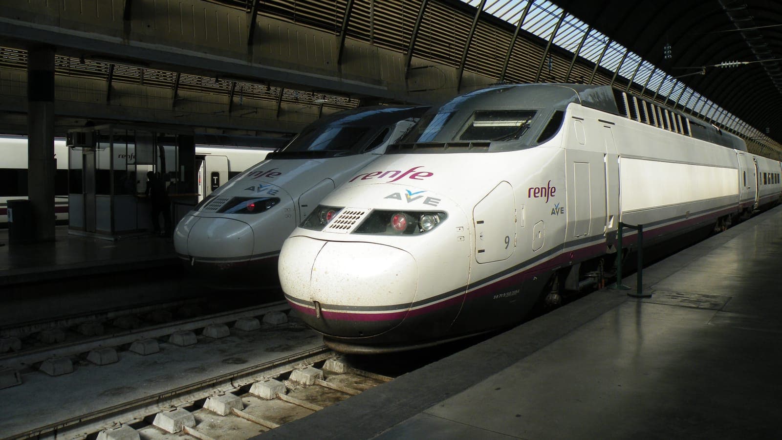 Dos trens AVE de Renfe aturats al costat de l'andana a l'estació de Sevilla Santa Justa