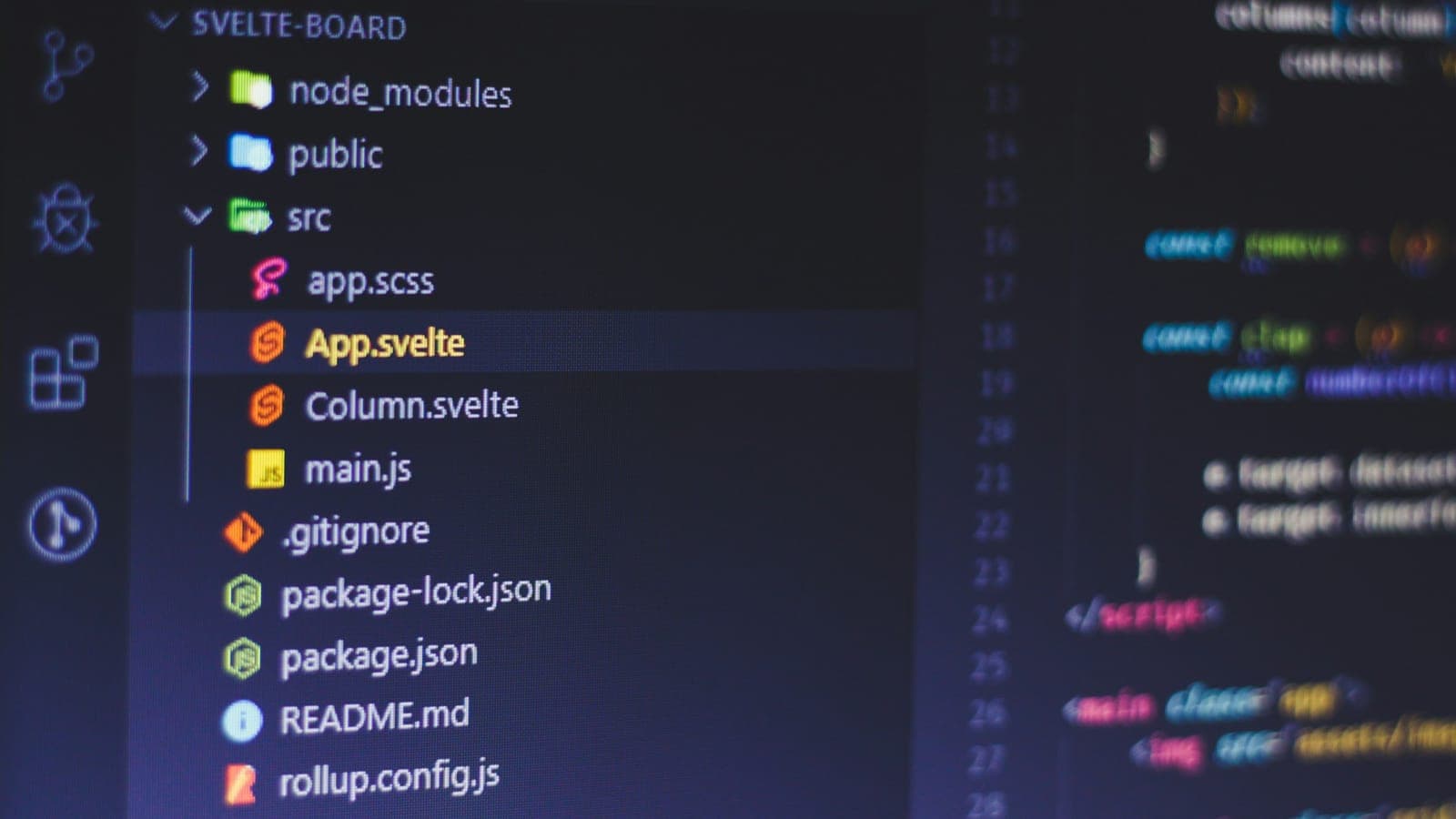 Editor de código con el árbol de archivos de un proyecto web en una pantalla oscura